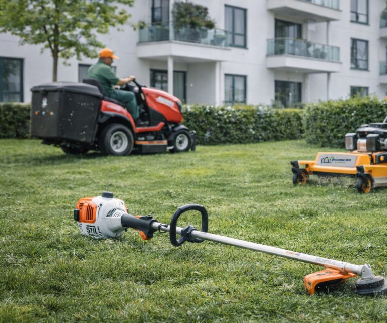 Rasenmähen vor einer Wohnanlage